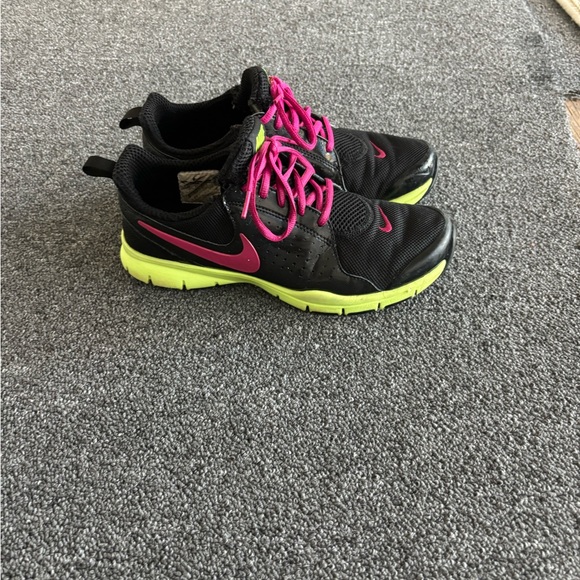Nike Womens 7.5 athletic shoes - Picture 1 of 3